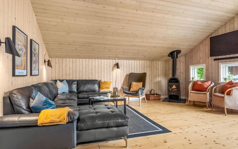 Sissa - 700M from the Sea: Legna, Interior Design, Mobilia, Pavimentazione, Soffitto, Casa, Soggiorno, Pavimento, Pavimento In Legno, Illuminazione