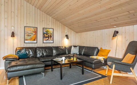 Sissa - 700M from the Sea: Legna, Interior Design, Soffitto, Mobilia, Pavimentazione, Casa, Soggiorno, Illuminazione, Pavimento In Legno, Divano