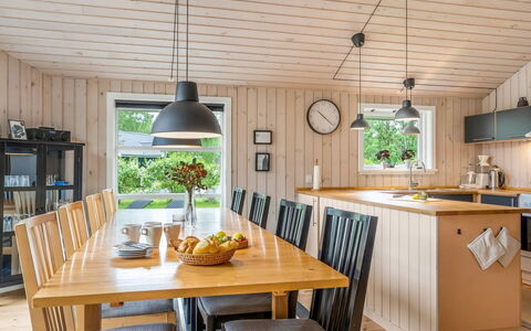 Sissa - 700M from the Sea: Legna, Mobilia, Soffitto, Pavimentazione, Interior Design, Lampada, Cucina & Sala Da Pranzo Tavolo, Pavimento, Sala Da Pranzo, Latifoglie