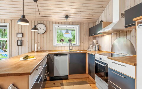 Sissa - 700M from the Sea: Pavimentazione, Legna, Cucina, Interior Design, Controsoffitto, Soffitto, Pavimento, Elettrodomestico Da Cucina, Mobilia, Cabinetry