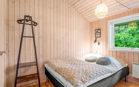 Sissa - 700M from the Sea: Camera Da Letto, Legna, Interior Design, Letto, Soffitto, Pavimentazione, Lenzuolo, Pavimento, Bedding, Mobilia