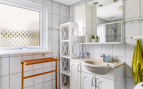 Eufemia - 250M from the Sea: Interior Design, Idraulico Fixture, Lavello, Pavimentazione, Lavandino Del Bagno, Pavimento, Rubinetto, Mobiletto Del Bagno, Idraulico, Bagno