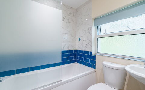 Stonecrop: Blu, Bagno, Parete, Idraulico Fixture, Pavimentazione, Interior Design, Vasca Da Bagno, Pavimento, Idraulico, Soffitto