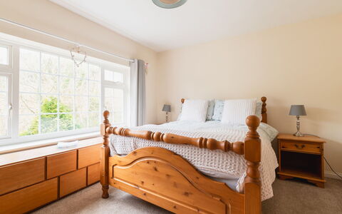 Stonecrop: Letto, Mobilia, Interior Design, Bedding, Camera Da Letto, Lenzuolo, Pavimentazione, Legna, Pavimento, Soffitto