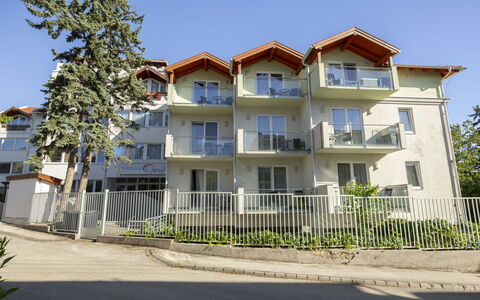 Holiday Club 3: Zona Residenziale, Facciata, Cittadina, Quartiere, Casa, Casa, Appartamento, Urban Design, Balcone, Uso Misto