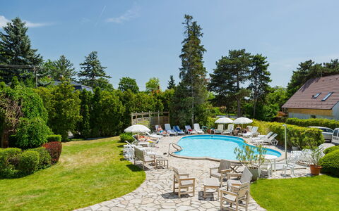 Holiday Club 3: Piscina, Ricorrere, Tempo Libero, Giardino, Landscaping, Mobili Da Esterno, Prato, Cortile, Eco Hotel, Parco