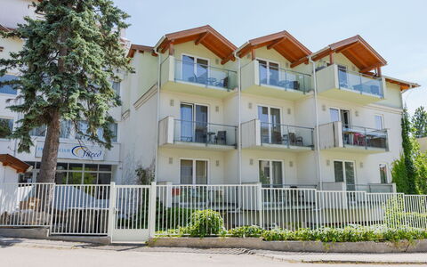 Holiday Club 3: Zona Residenziale, Quartiere, Cittadina, Appartamento, Casa, Condominio, Balcone, Estate, Hotel, Portico