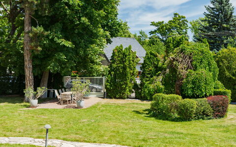 Holiday Club 3: Albero, Verde, Erba, Foglia, Giardino, Arbusto, Paesaggio, Prato, Groundcover