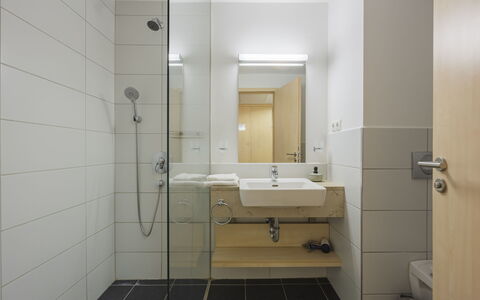 Holiday Club 3: Bagno, Parete, Pavimentazione, Interior Design, Pavimento, Idraulico Fixture, Soffitto, Rubinetto, Idraulico, Lavandino Del Bagno