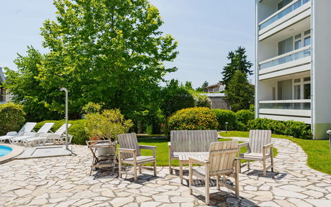 Holiday Club 3: Giardino, Shade, Cortile, Mobili Da Esterno, Landscaping, Prato, Ricorrere, Villa, Backyard