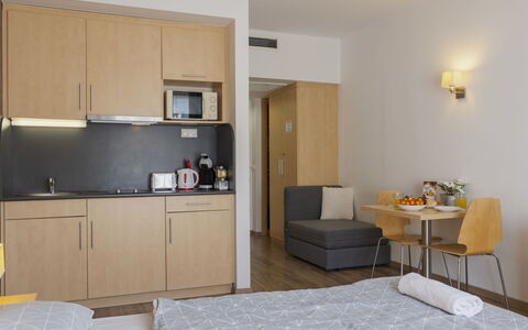 Holiday Club 3: Mobilia, Interior Design, Parete, Letto, Camera Da Letto, Pavimento, Legna, Pavimentazione, Camera, Tessile