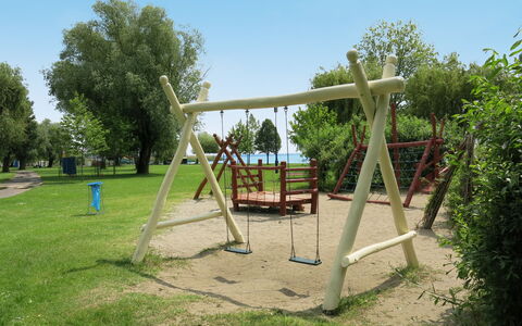 Holiday Club 3: Attrezzatura Giochi All'Aperto, Spazio Pubblico, Swing, Ricreazione, Terreno Di Gioco, Parco, Scivolo, Tempo Libero, Campo Da Giuoco, Giardino