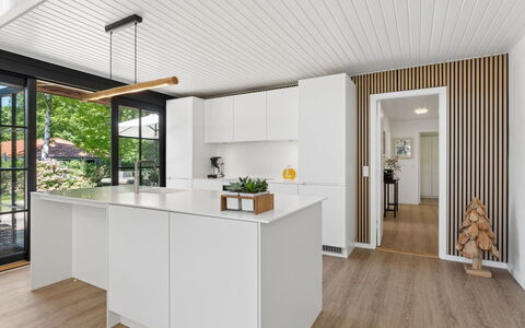Daren - 235M from the Sea: Cucina, Controsoffitto, Interior Design, Pavimentazione, Legna, Mobilia, Soffitto, Pavimento, Elettrodomestico Da Cucina, Pavimento In Legno