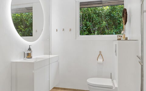 Daren - 235M from the Sea: Pavimentazione, Pavimento, Interior Design, Bagno, Idraulico Fixture, Gabinetto, Mobiletto Del Bagno, Idraulico, Lavello, Rubinetto