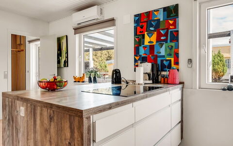 Heloise - 900M from the Sea: Cucina, Controsoffitto, Elettrodomestico Da Cucina, Interior Design, Pavimentazione, Apparecchio Major, Mobilia, Cabinetry, Legna, Pavimento