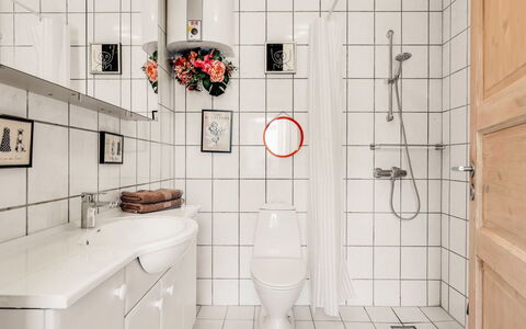 Heloise - 900M from the Sea: Bagno, Idraulico Fixture, Interior Design, Pavimentazione, Lavello, Pavimento, Idraulico, Lavandino Del Bagno, Rubinetto, Piastrella