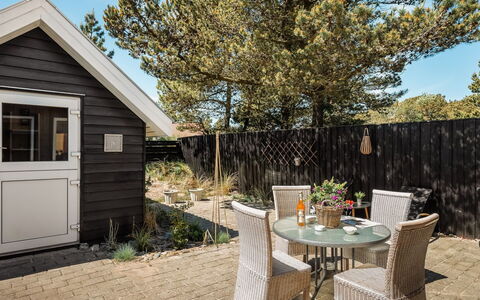 Heloise - 900M from the Sea: Legna, Casa, Casa, Arbusto, Porta, Villetta, Raccordo, Giardino, Latifoglie, Backyard