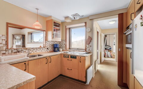 Nyyrikki - 350M from the Sea: Controsoffitto, Legna, Cucina, Cabinetry, Mobilia, Interior Design, Apparecchio Major, Elettrodomestico Da Cucina, Pavimento, Soffitto