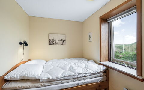 Nyyrikki - 350M from the Sea: Letto, Camera Da Letto, Lenzuolo, Legna, Bedding, Pavimento, Interior Design, Pavimentazione, Mobilia, Telaio Del Letto
