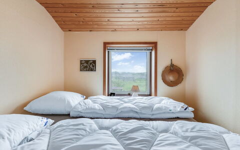 Nyyrikki - 350M from the Sea: Camera Da Letto, Lenzuolo, Letto, Bedding, Legna, Biancheria, Interior Design, Telaio Del Letto, Soffitto, Pavimento