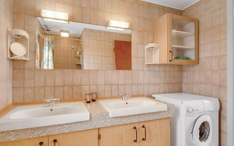 Nyyrikki - 350M from the Sea: Lavandino Del Bagno, Lavello, Idraulico Fixture, Pavimentazione, Bagno, Interior Design, Mobiletto Del Bagno, Pavimento, Controsoffitto, Rubinetto