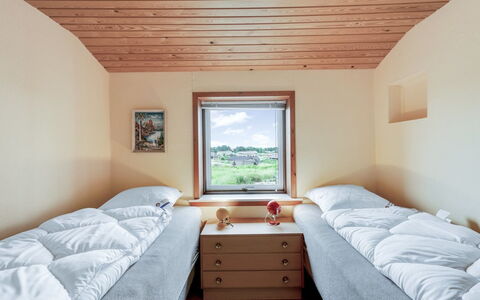 Nyyrikki - 350M from the Sea: Camera Da Letto, Letto, Lenzuolo, Telaio Del Letto, Bedding, Color Legno, Latifoglie, Illuminazione Diurna