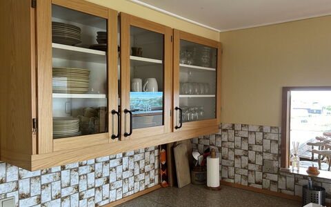 Nyyrikki - 350M from the Sea: Legna, Mobilia, Scaffalature, Interior Design, Cabinetry, Mensola, Pavimentazione, Credenza, Cucina, Camera