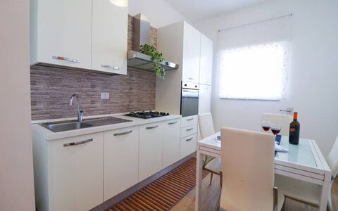 Casa Aurora a Otranto: Cucina, Apparecchio Major, Pavimentazione, Controsoffitto, Elettrodomestico Da Cucina, Interior Design, Legna, Pavimento, Mobilia, Cabinetry