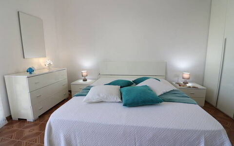 Casa Aurora a Otranto: Letto, Mobilia, Bedding, Camera Da Letto, Lenzuolo, Interior Design, Biancheria, Legna, Pavimentazione, Pavimento