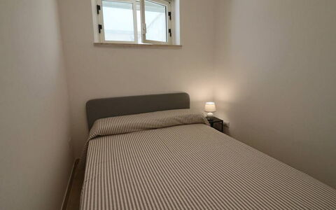 Nausica: Camera Da Letto, Letto, Pavimento, Lenzuolo, Mobilia, Bedding, Interior Design, Pavimentazione, Telaio Del Letto, Biancheria