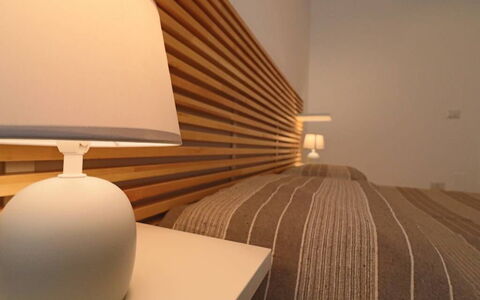 Nausica: Legna, Mobilia, Camera Da Letto, Interior Design, Letto, Illuminazione, Paralume, Biancheria, Lenzuolo, Bedding