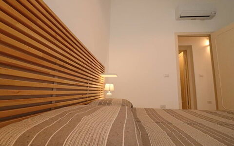 Nausica: Legna, Interior Design, Letto, Camera Da Letto, Mobilia, Tessile, Pavimento, Lenzuolo, Illuminazione, Bedding