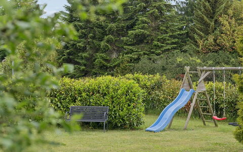 Arise - 1.5Km from the Sea: Erba, Arbusto, Giardino, Ricreazione, Tempo Libero, Attrezzatura Giochi All'Aperto, Shade, Prato, Campo Da Giuoco