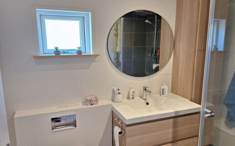 Arise - 1.5Km from the Sea: Pavimentazione, Legna, Pavimento, Interior Design, Mobiletto Del Bagno, Lavandino Del Bagno, Idraulico Fixture, Lavello, Specchio, Idraulico