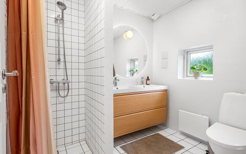 Chiuvana - 250M from the Sea: Pavimentazione, Idraulico Fixture, Bagno, Pavimento, Interior Design, Lavandino Del Bagno, Lavello, Gabinetto, Idraulico, Rubinetto