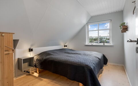 Chiuvana - 250M from the Sea: Pavimentazione, Camera Da Letto, Legna, Soffitto, Pavimento, Interior Design, Letto, Lenzuolo, Bedding, Illuminazione
