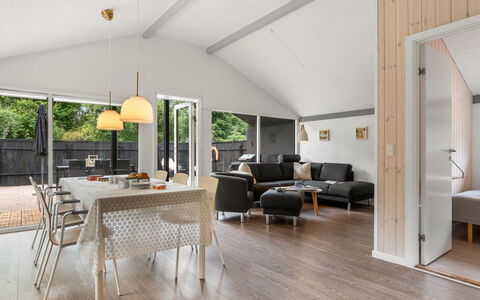 Sibyll - 1Km from the Sea: Interior Design, Pavimentazione, Legna, Soffitto, Mobilia, Pavimento, Divano, Soggiorno, Pavimento In Legno, Cucina & Sala Da Pranzo Tavolo