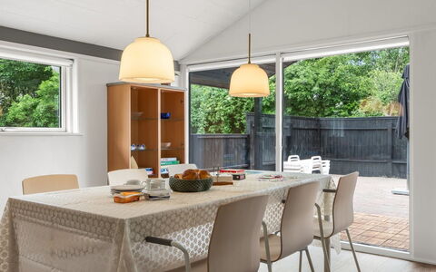 Sibyll - 1Km from the Sea: Mobilia, Interior Design, Lampada, Sedia, Pavimentazione, Tavolo, Legna, Soffitto, Cucina & Sala Da Pranzo Tavolo, Sala Da Pranzo