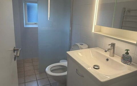 Sibyll - 1Km from the Sea: Lavandino Del Bagno, Bagno, Idraulico Fixture, Pavimento, Pavimentazione, Lavello, Interior Design, Gabinetto, Idraulico, Rubinetto