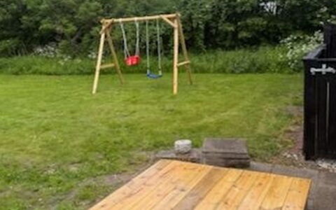 Sibyll - 1Km from the Sea: Erba, Legna, Giardino, Lotto, Plain, Attrezzatura Giochi All'Aperto, Backyard, Prato, Cortile, Color Legno