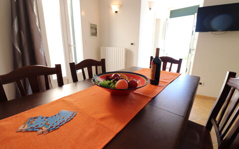 Casa Rachele a Otranto: Mobilia, Tavolo, Tavola, Legna, Interior Design, Sala Da Pranzo, Tovaglia, Cucina & Sala Da Pranzo Tavolo, Sedia, Pavimentazione