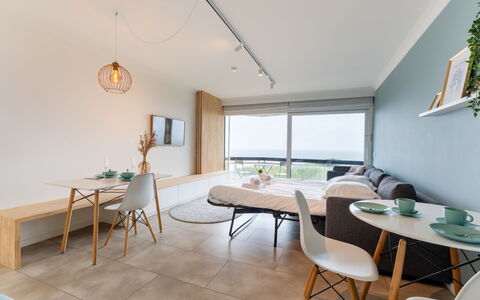 Poseidon with Seaview & Parking: Mobilia, Pavimentazione, Interior Design, Pavimento, Soffitto, Sedia, Appartamento, Camera, Pavimento In Legno, Soggiorno