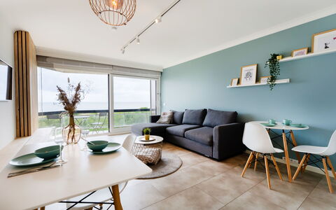 Poseidon with Seaview & Parking: Mobilia, Pavimentazione, Interior Design, Pavimento, Soffitto, Camera, Sedia, Appartamento, Pavimento In Legno, Soggiorno