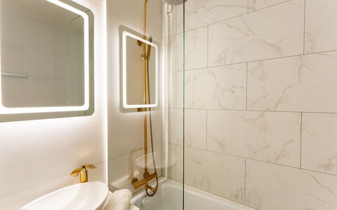 Poseidon with Seaview & Parking: Parete, Interior Design, Bagno, Idraulico Fixture, Pavimentazione, Idraulico, Rubinetto, Piastrella, Design