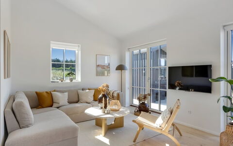 Raimund - 600M from the Sea: Divano, Parete, Mobilia, Interior Design, Pavimentazione, Pavimento, Legna, Soggiorno, Soffitto, Casa
