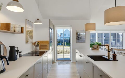 Raimund - 600M from the Sea: Cucina, Controsoffitto, Pavimentazione, Interior Design, Mobilia, Cabinetry, Elettrodomestico Da Cucina, Soffitto, Pavimento, Lampada