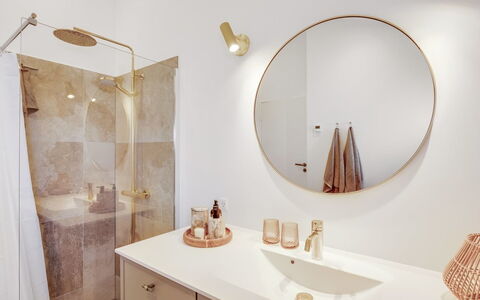 Raimund - 600M from the Sea: Interior Design, Idraulico Fixture, Specchio, Pavimentazione, Pavimento, Bagno, Lampada, Idraulico, Mobiletto Del Bagno, Camera