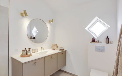 Raimund - 600M from the Sea: Interior Design, Pavimentazione, Pavimento, Mobiletto Del Bagno, Idraulico Fixture, Soffitto, Lampada, Specchio, Bagno, Casa
