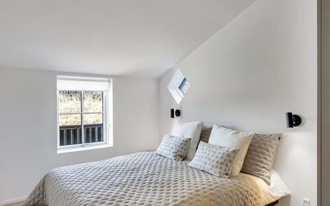Raimund - 600M from the Sea: Interior Design, Camera Da Letto, Letto, Legna, Pavimentazione, Soffitto, Pavimento, Bedding, Lenzuolo, Mobilia