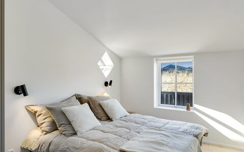 Raimund - 600M from the Sea: Parete, Interior Design, Camera Da Letto, Soffitto, Legna, Mobilia, Letto, Pavimentazione, Pavimento, Biancheria